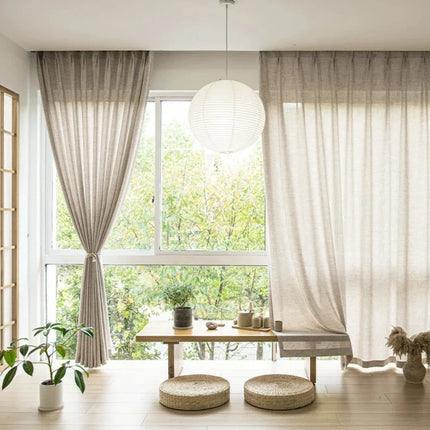 Beige valoverho koristeellisella alareunalla