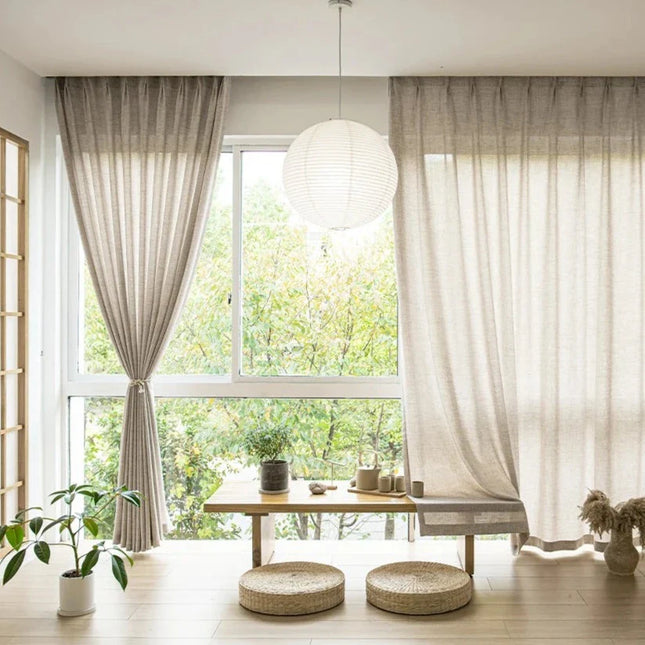 Beige valoverho koristeellisella alareunalla