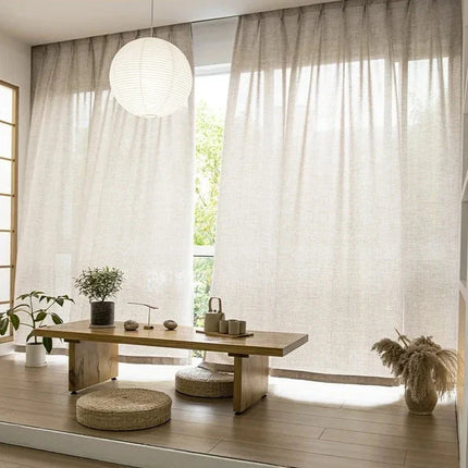 Beige valoverho koristeellisella alareunalla