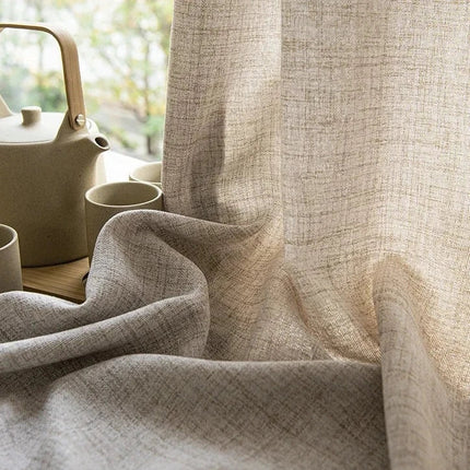 Beige valoverho koristeellisella alareunalla