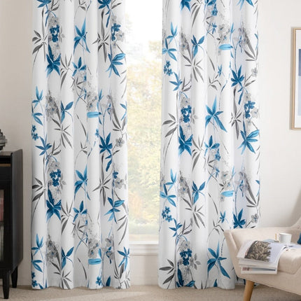 Valkoinen verho sinisellä kukkakuviolla