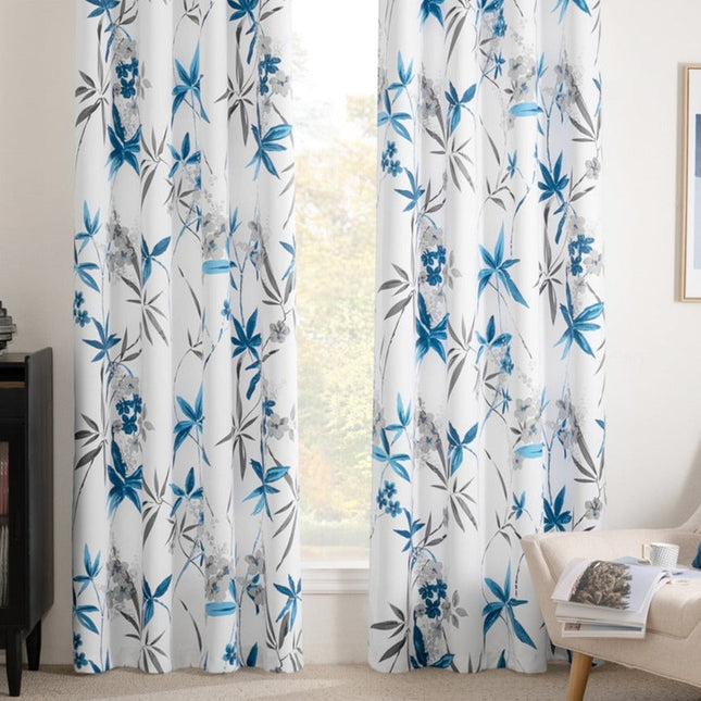 Valkoinen verho sinisellä kukkakuviolla
