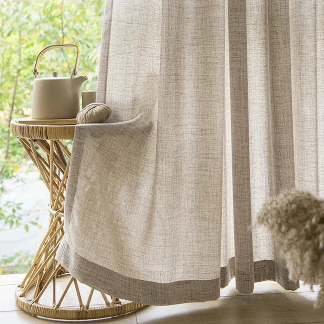 Beige valoverho koristeellisella alareunalla