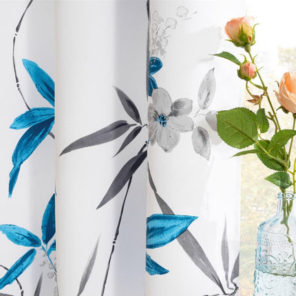 Valkoinen verho sinisellä kukkakuviolla