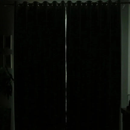 Musta pimennyskangas hopeisella lämpövuorella