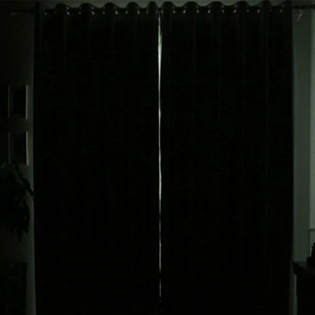 Musta pimennyskangas hopeisella lämpövuorella