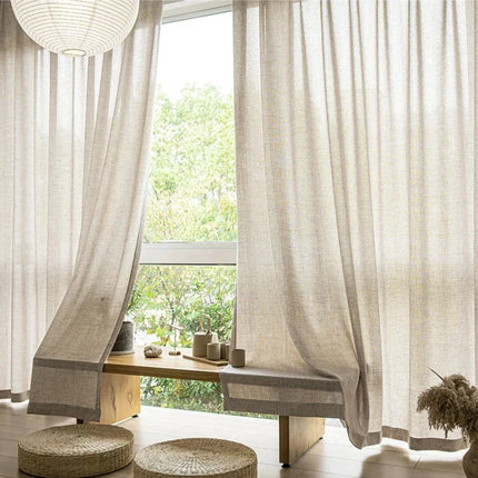 Beige valoverho koristeellisella alareunalla