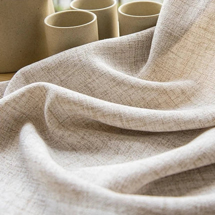 Beige valoverho koristeellisella alareunalla