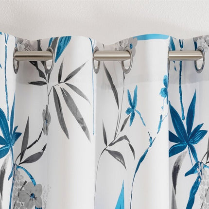 Valkoinen verho sinisellä kukkakuviolla