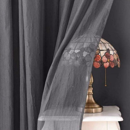 Kaksikerroksinen pimennysverho integroidulla valoverholla