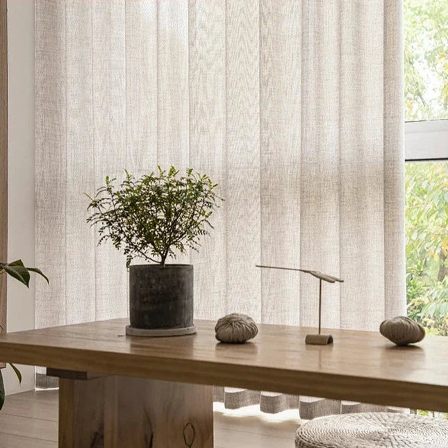 Beige valoverho koristeellisella alareunalla