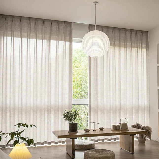 Beige valoverho koristeellisella alareunalla