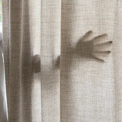 Beige valoverho koristeellisella alareunalla