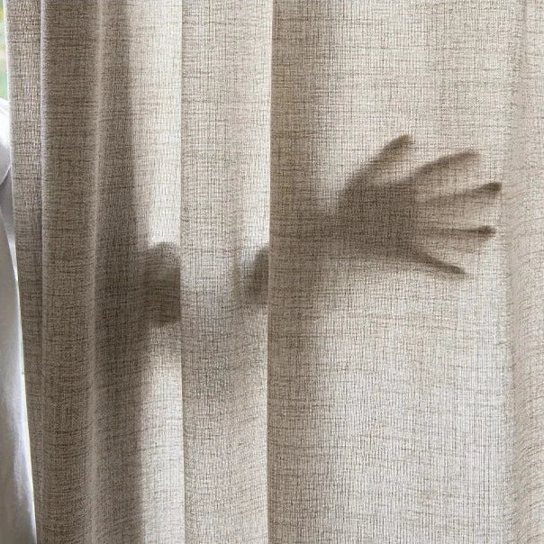 Beige valoverho koristeellisella alareunalla