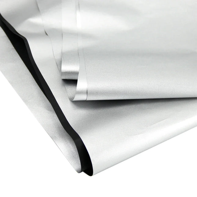 Musta pimennyskangas hopeisella lämpövuorella