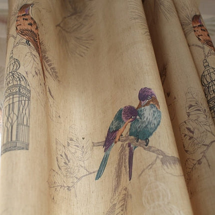 Violetti pellavatyylinen verho lintukuviolla