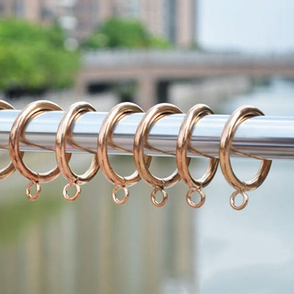 Metalliset verhorenkaat verhotankoon