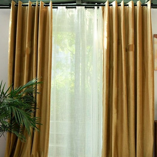 Okranvärinen satiininen pimennysverho