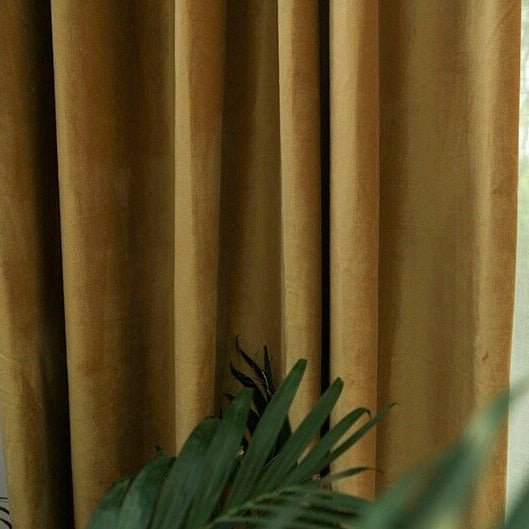 Okranvärinen satiininen pimennysverho