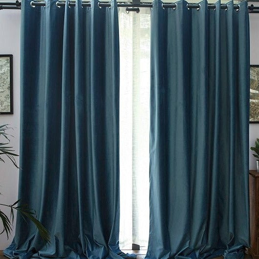 Sileä sininen pimennysverho olohuoneeseen