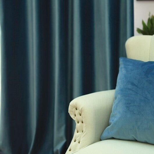 Sileä sininen pimennysverho olohuoneeseen