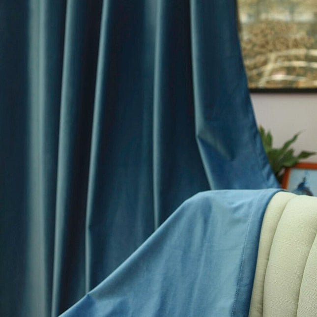 Sileä sininen pimennysverho olohuoneeseen