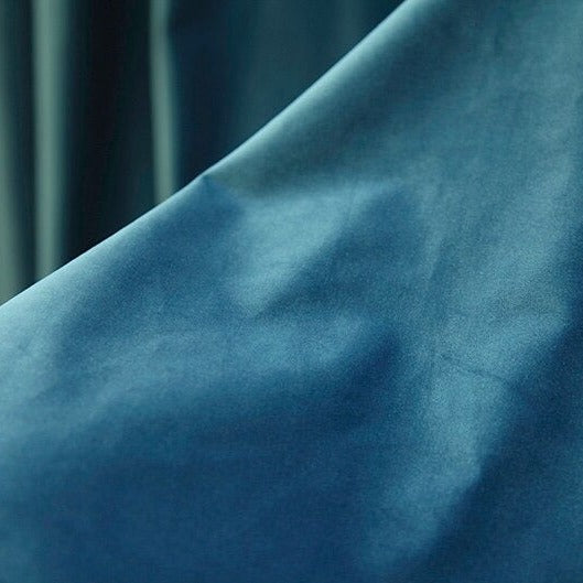 Sileä sininen pimennysverho olohuoneeseen