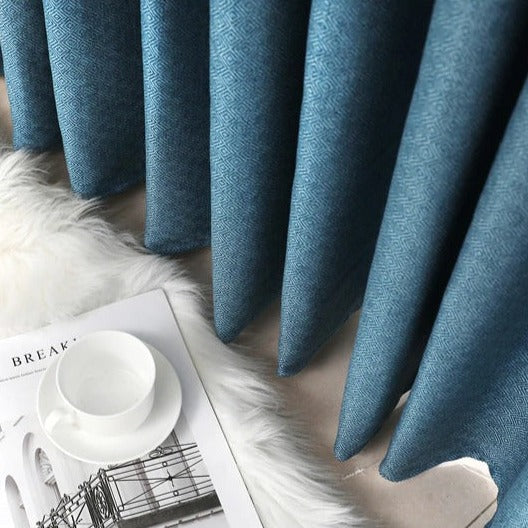 Sininen skandinaavistyylinen pimennysverho