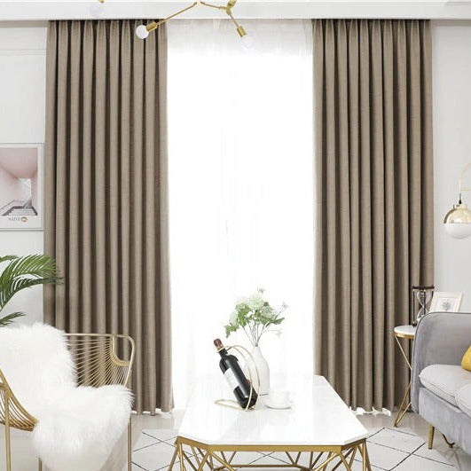 Yksivärinen tummanbeige verho olohuoneeseen