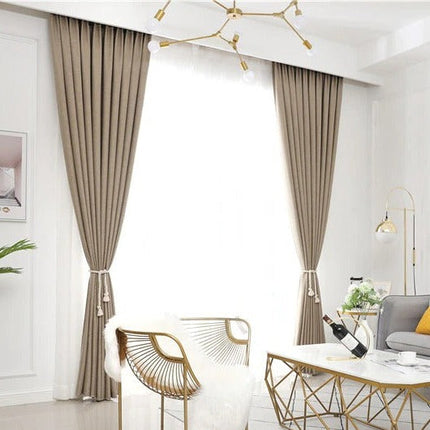 Yksivärinen tummanbeige verho olohuoneeseen