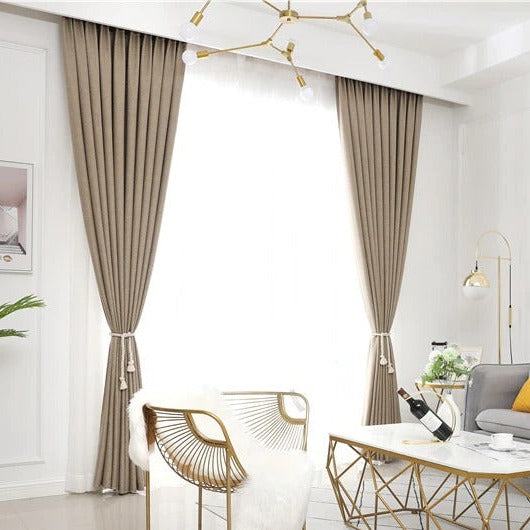 Yksivärinen tummanbeige verho olohuoneeseen