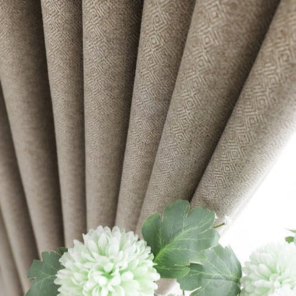 Yksivärinen tummanbeige verho olohuoneeseen