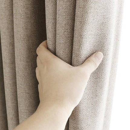 Yksivärinen tummanbeige verho olohuoneeseen