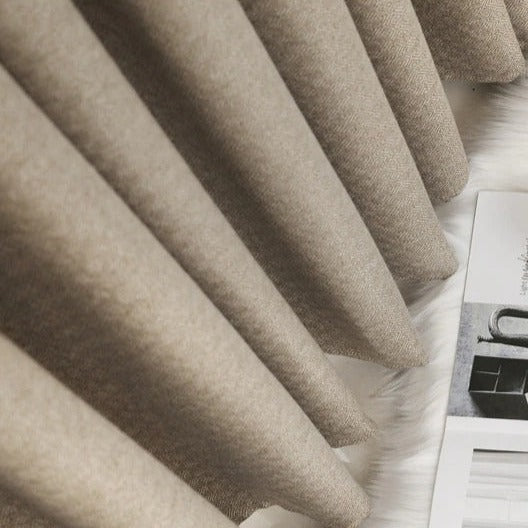 Yksivärinen tummanbeige verho olohuoneeseen