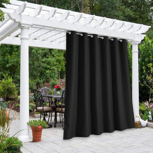 Musta vedenpitävä ulkoverho näkösuojaksi
