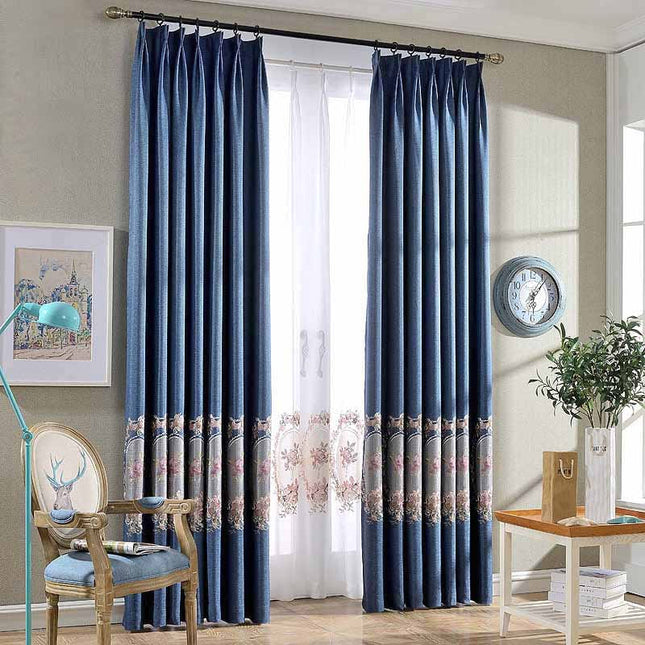 Pimennysverho kirjaillulla kukkareunuksella