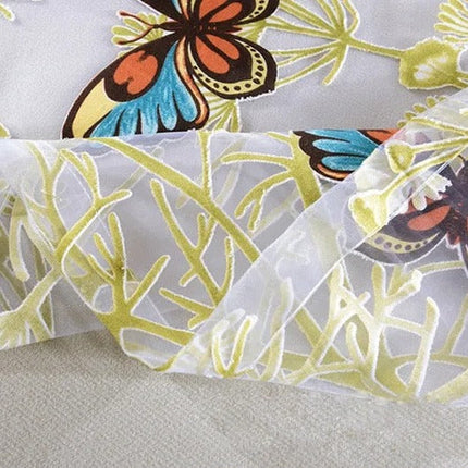 Läpikuultava verho värikkäillä perhosilla