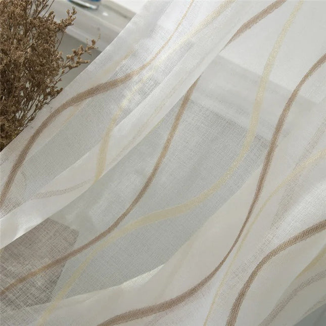 Läpikuultava verho aaltoilevilla pystyraidoilla