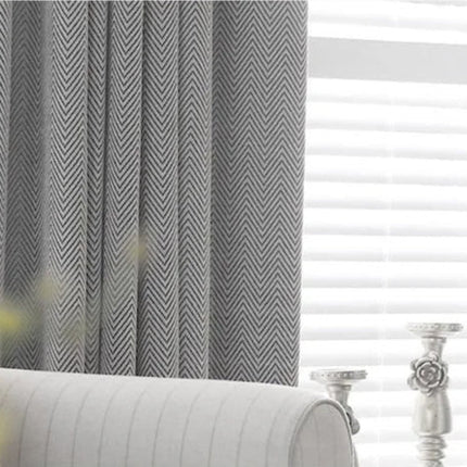 Vaaleanharmaa pimennysverho kalanruotokuviolla