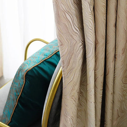 Beige pimennysverho aaltoilevalla kuviolla