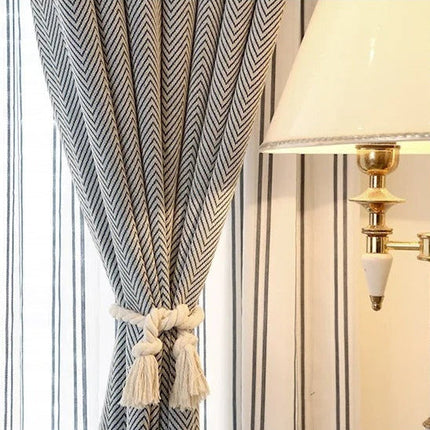 Vaaleanharmaa pimennysverho kalanruotokuviolla