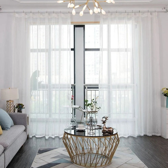 Valkoinen kimalteleva läpikuultava valkoverho