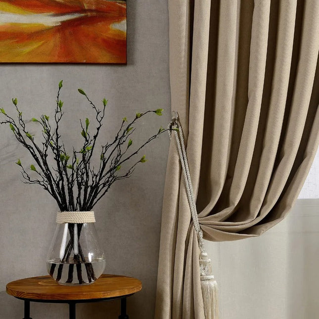 Yksivärinen beige pimennysverho