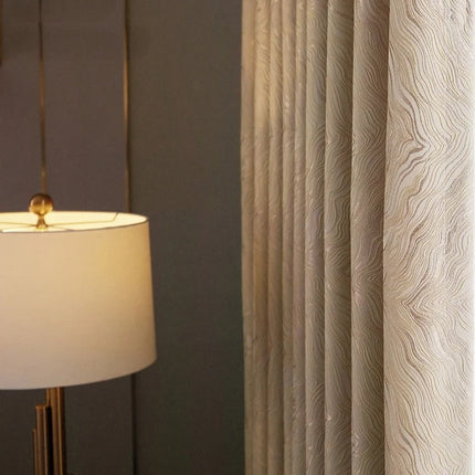 Beige pimennysverho aaltoilevalla kuviolla