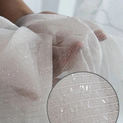 Valkoinen kimalteleva läpikuultava valkoverho