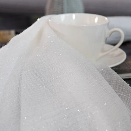 Valkoinen kimalteleva läpikuultava valkoverho