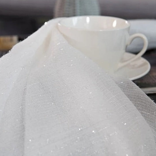 Valkoinen kimalteleva läpikuultava valkoverho