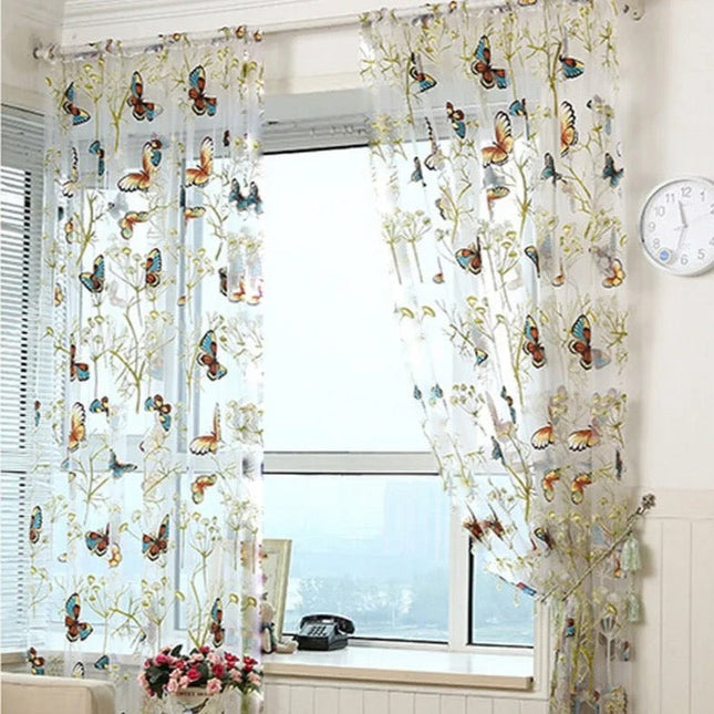 Läpikuultava verho värikkäillä perhosilla