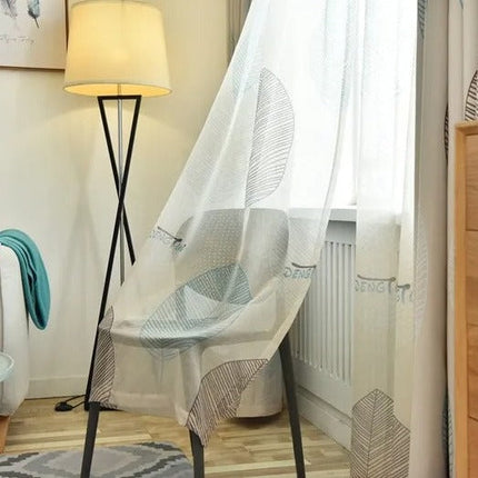 Läpikuultava valoverho tyylikkäällä lehtikuviolla