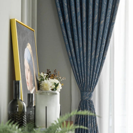 Yönsininen pimennysverho abstraktilla kuviolla